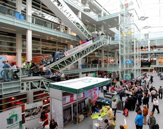 Zukunftsfähiges Bauen und Erneuern ist seit Jahren das Messecredo der Bauen & Modernisieren, widmen sich doch auch heute über ein Viertel der 600 Aussteller in zwei von sieben Hallen den Themen Energie und Wärme. Damit leistet die Messe einmal mehr ihren Beitrag für fortschrittliches und nachhaltiges Bauen. / Weiterer Text ueber ots und auf http://www.presseportal.ch. Die Verwendung dieses Bildes ist fuer redaktionelle Zwecke honorarfrei. Veroeffentlichung unter Quellenangabe: "OTS.Bild/Bauen & Modernisieren / Construire & Moderniser".